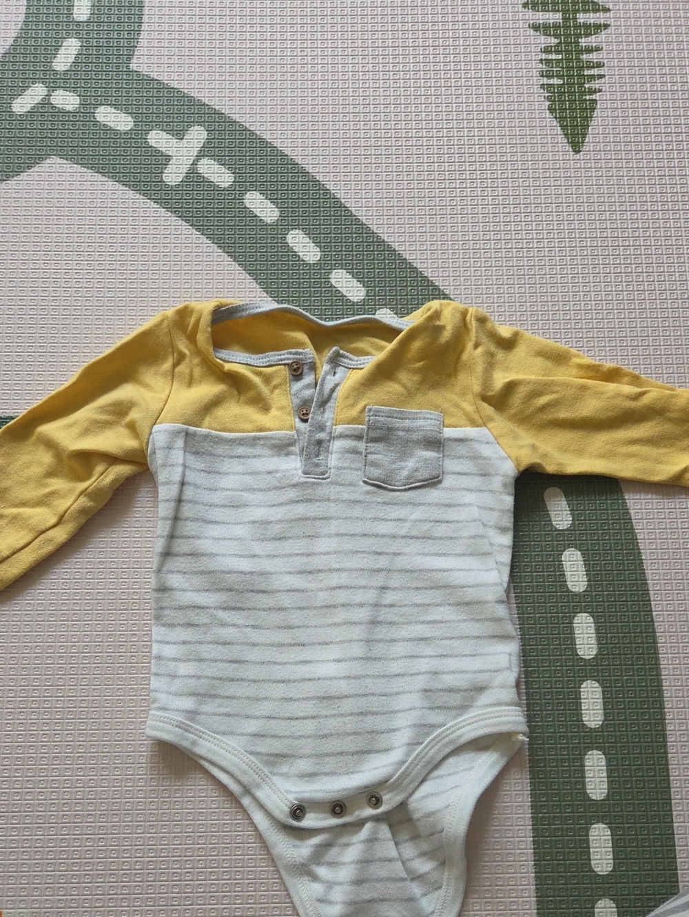 💙6-9M Kids Long-Sleeve Henley One-Piece in Yellow and Cream